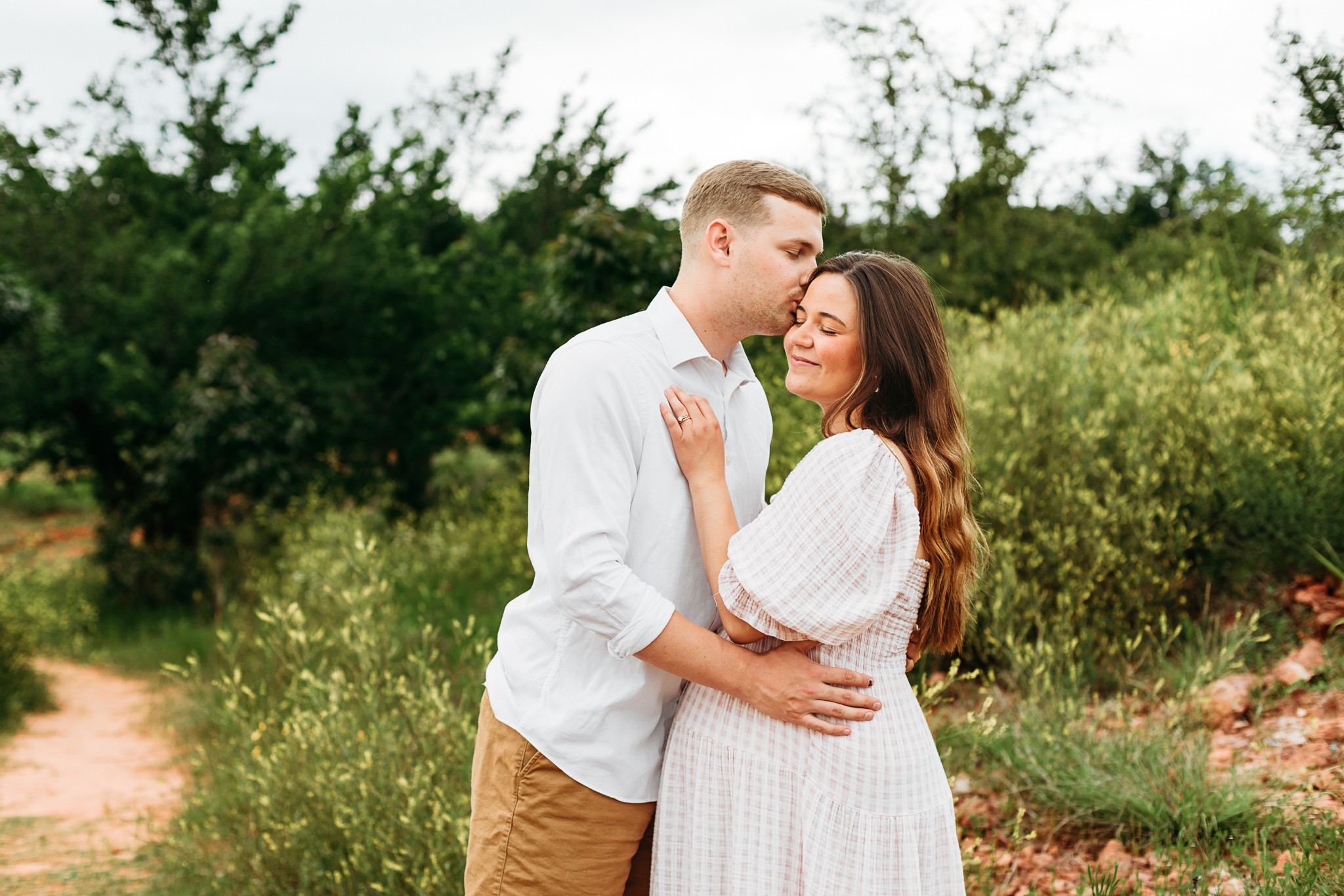 A couple at Lake Arcadia - post on what to wear for a lifestyle maternity photo session